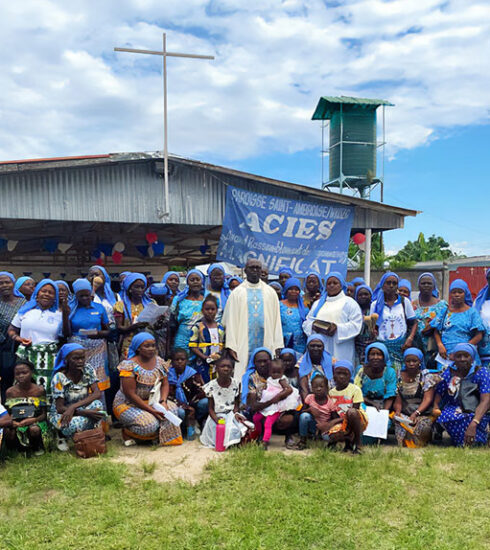 Madre y Maestra. Congo. P Hugore Marie Bernard. Hermandad Misionera de Nuestra Señora del Sagrado Corazón. MSC