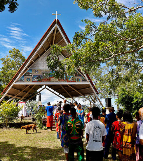 Madre y Maestra. Papúa Nueva Guinea. Centroamérica. Padre Joaquín Herrera. Hermandad Misionera de Nuestra Señora del Sagrado Corazón. MSC
