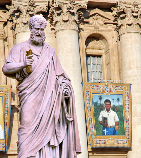 Madre y Maestra. San Peter To Rot. Javier Trapero. Hermandad Misionera de Nuestra Señora del Sagrado Corazón. MSC